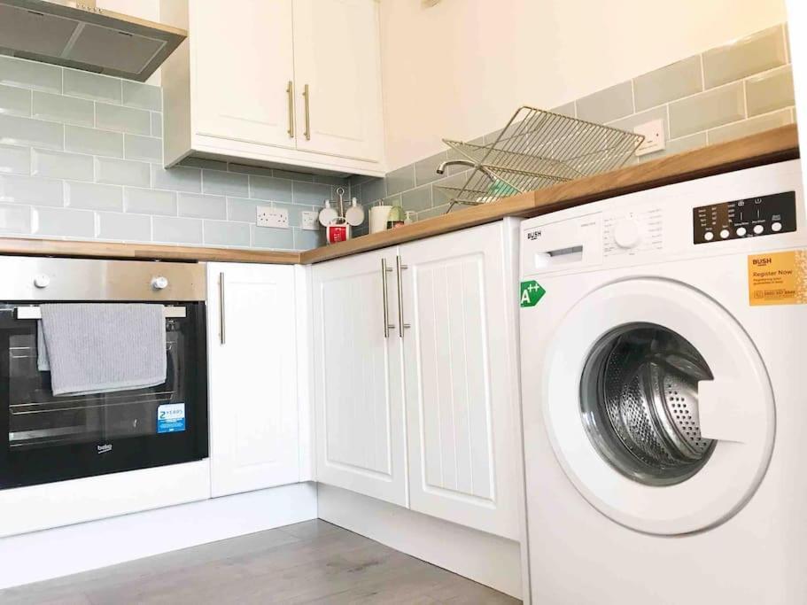 Stylish 2bedroom With Free Parking Apartment *